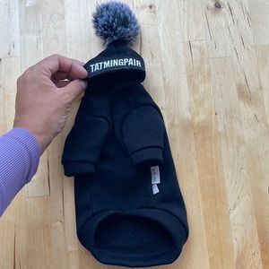 Fits up to 8lb. Made for Sphinx kittens. black with white wording. Size small.